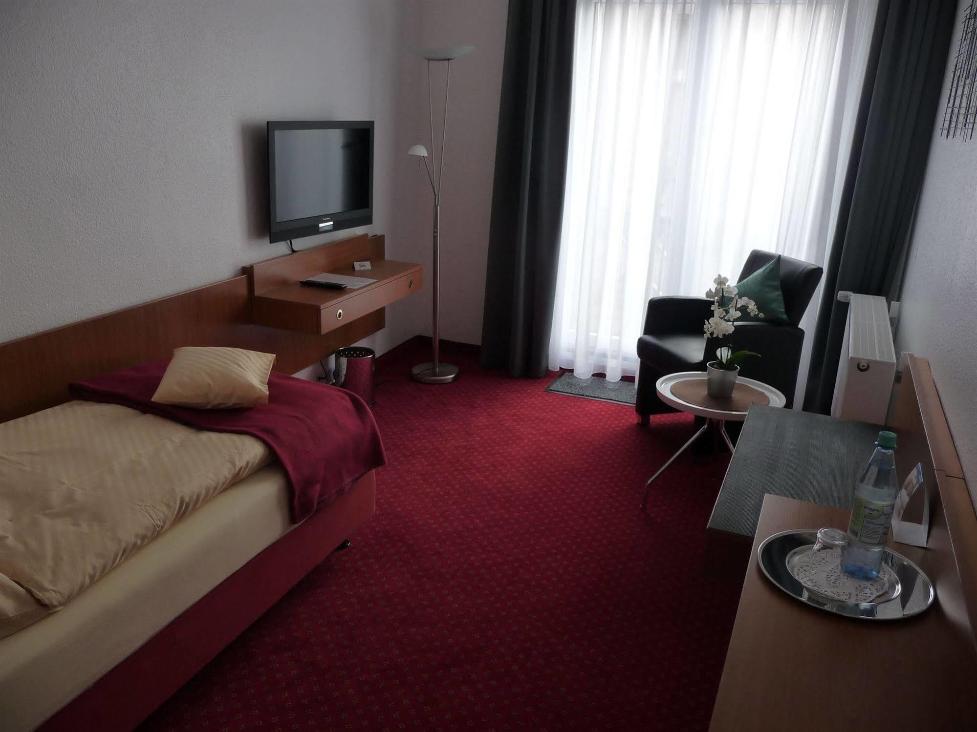 Hotel Sechzehn Leverkusen Bagian luar foto