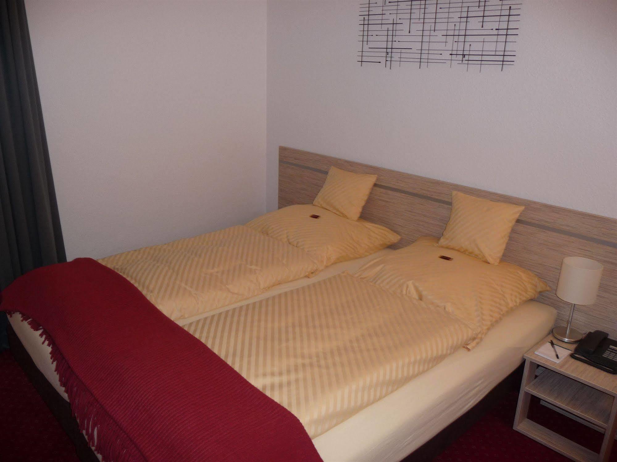 Hotel Sechzehn Leverkusen Bagian luar foto