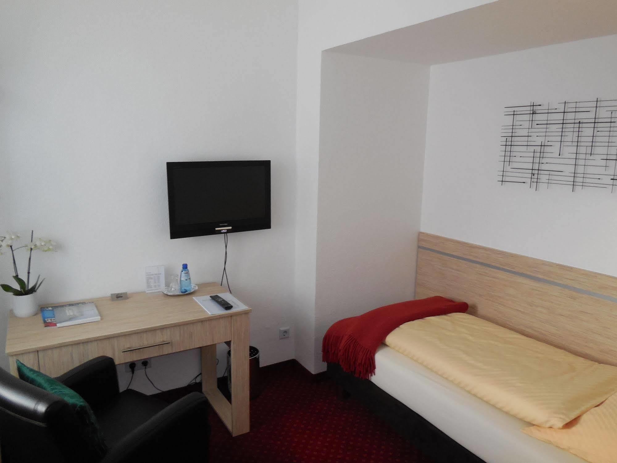 Hotel Sechzehn Leverkusen Bagian luar foto