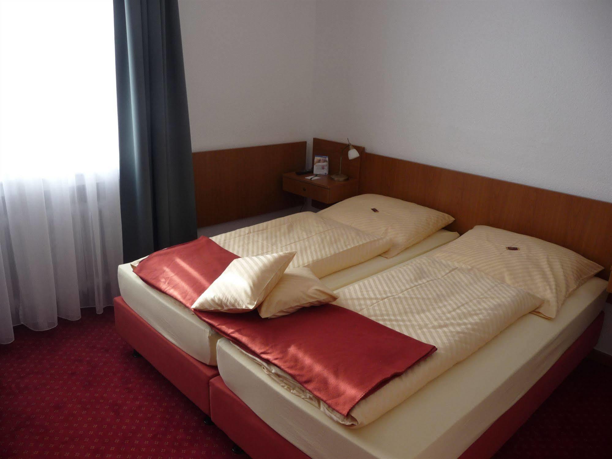 Hotel Sechzehn Leverkusen Bagian luar foto