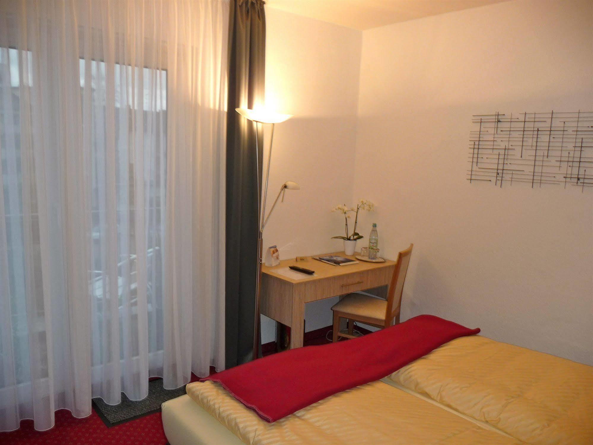 Hotel Sechzehn Leverkusen Bagian luar foto