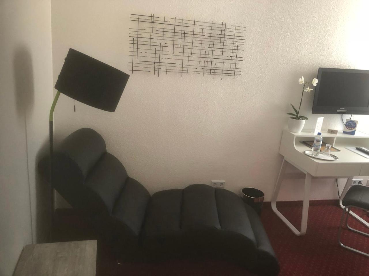 Hotel Sechzehn Leverkusen Bagian luar foto