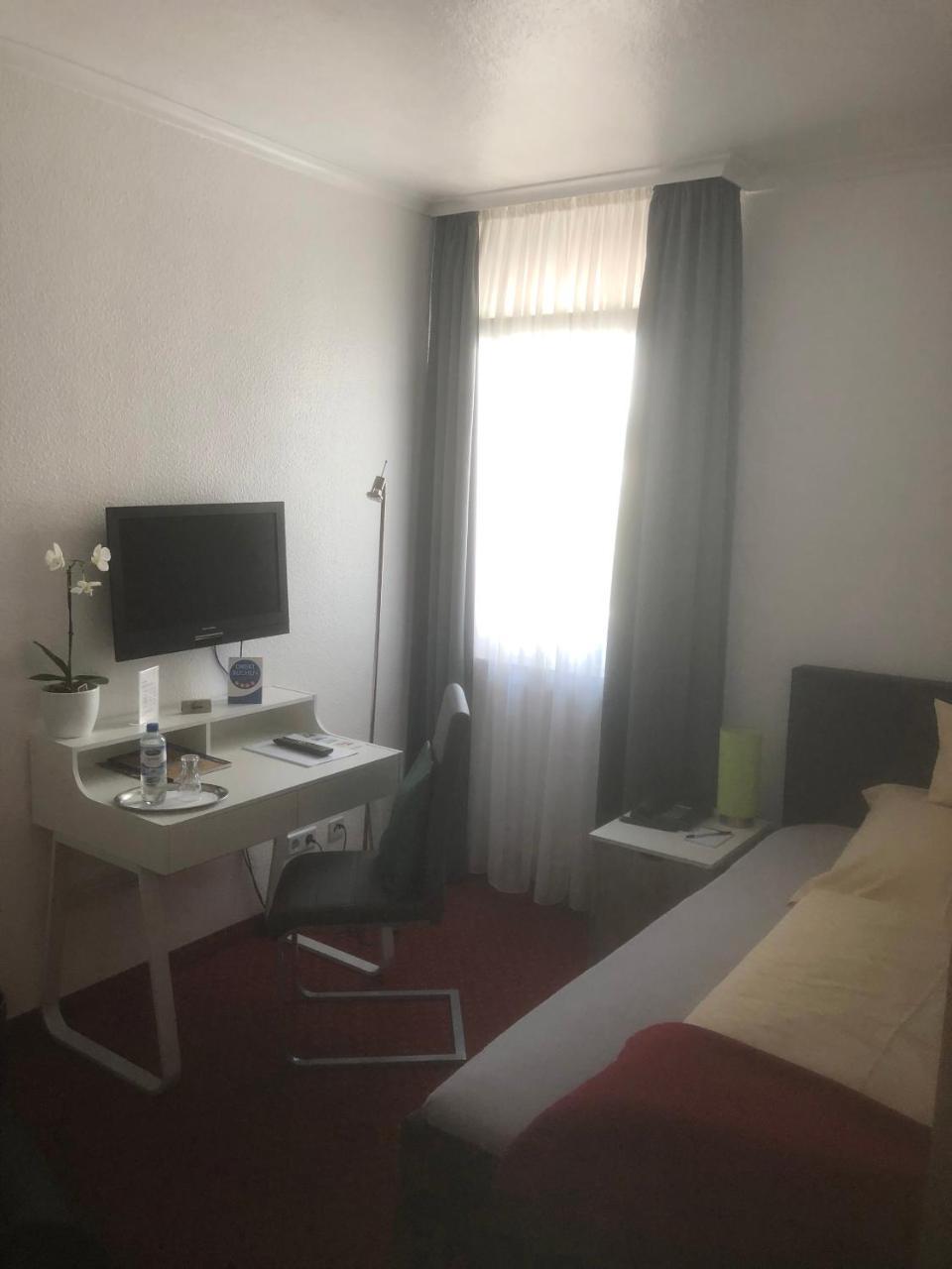 Hotel Sechzehn Leverkusen Bagian luar foto